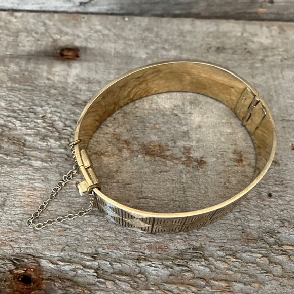 Vintage Whiting And Davis Gold Tone Hinged Bangle With Safety Chain Geometric - Picture 2 of 6